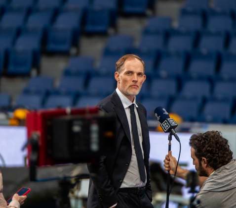 07.05.2024, Fussball UEFA Championsleague 2023 2024: 1 Tag vor dem Halbfinale, Real Madrid - FC Bayern München, Ankunft von FC Bayern Mannschaft am Stadion Santiago Bernabeu Madrid. Trainer Thomas Tuchel (FC Bayern München) beim Interview