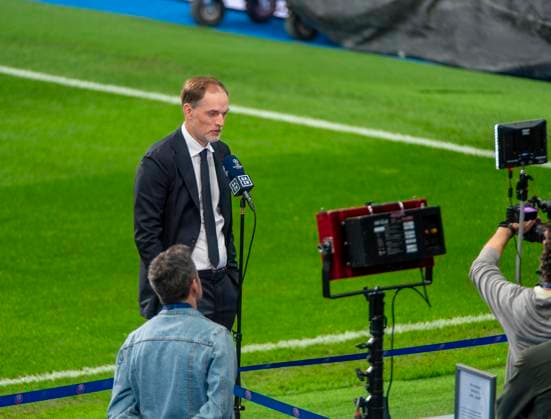 07.05.2024, Fussball UEFA Championsleague 2023 2024: 1 Tag vor dem Halbfinale, Real Madrid - FC Bayern München, Ankunft von FC Bayern Mannschaft am Stadion Santiago Bernabeu Madrid. Trainer Thomas Tuchel (FC Bayern München) beim Interview