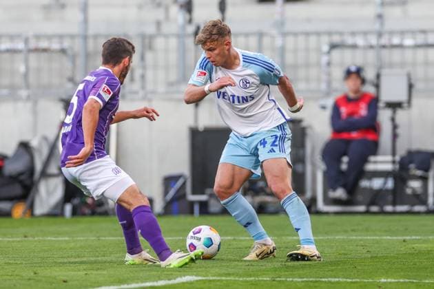 07.05.2024, Fussball, Saison 2023 2024, 2. Bundesliga, 32. Spieltag, VfL Osnabrück - FC Schalke 04, v. l. Bashkim Ajdini (VfL Osnabrück), Keke Topp (FC Schalke 04) Hamburg Stadion am Millerntor Hamburg Deutschland xRHR-FOTO TRx