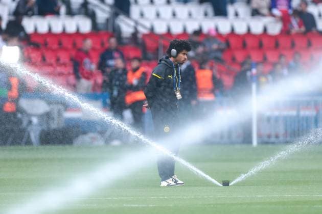 07.05.2024, Fussball, Saison 2023 2024, UEFA Champions League, Halbfinale, Paris Saint-Germain - Borussia Dortmund, Karim Adeyemi (Borussia Dortmund) bei der Platzbegehung, Paris Parc de Princes Paris Frankreich xRHR-FOTO DEx Copyright: DennisxEwert RHR-FOTOx RHR-FOTO DE