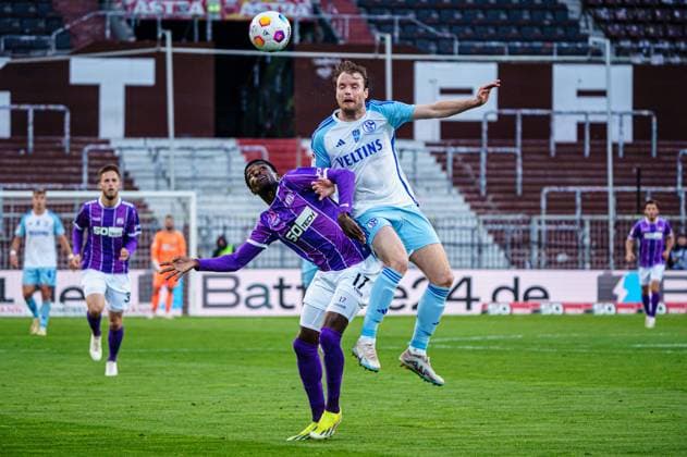 Christian Conteh (VfL Osnabrueck, 17), Thomas Ouwejan (FC Schalke 04, 02) GER, VfL Osnabrueck vs. FC Schalke 04, Fussball, 2. Bundesliga, Spieltag 32, Saison 2023 2024, 07.05.2024 DFL REGULATIONS PROHIBIT ANY USE OF PHOTOGRAPHS AS IMAGE SEQUENCES AND OR QUASI-VIDEO GER, VfL Osnabrueck vs. FC Schalke 04, Fussball, 2. Bundesliga, Spieltag 32, Saison 2023 2024, 07.05.2024 Hamburg