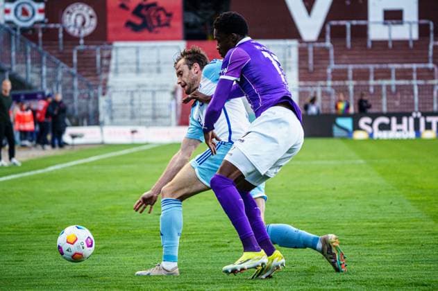 Thomas Ouwejan (FC Schalke 04, 02), Christian Conteh (VfL Osnabrueck, 17) GER, VfL Osnabrueck vs. FC Schalke 04, Fussball, 2. Bundesliga, Spieltag 32, Saison 2023 2024, 07.05.2024 DFL REGULATIONS PROHIBIT ANY USE OF PHOTOGRAPHS AS IMAGE SEQUENCES AND OR QUASI-VIDEO GER, VfL Osnabrueck vs. FC Schalke 04, Fussball, 2. Bundesliga, Spieltag 32, Saison 2023 2024, 07.05.2024 Hamburg