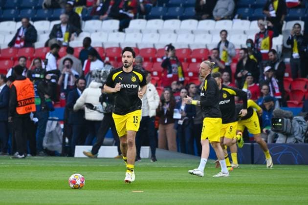 Mats Hummels ( 15 - Borussia Dortmund ) and Borussia Dortmund players warm up prior to the UEFA Champions League match between Paris Saint Germain and Borussia Dortmund at Parc Des Princes on May 07, 2024 in Paris, France. ( Photo by federico pestellini panoramic ) - FOOTBALL : PSG vs Borussia Dortmund - Ligue des Champions - 07 05 2024 FedericoPestellini Panoramic 