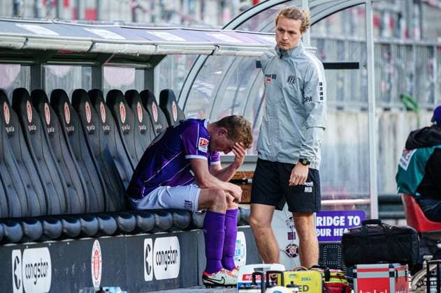 Niklas Wiemann (VfL Osnabrueck, 25) enttaeuscht enttaeuschung nach Niederlage GER, VfL Osnabrueck vs. FC Schalke 04, Fussball, 2. Bundesliga, Spieltag 32, Saison 2023 2024, 07.05.2024 DFL REGULATIONS PROHIBIT ANY USE OF PHOTOGRAPHS AS IMAGE SEQUENCES AND OR QUASI-VIDEO GER, VfL Osnabrueck vs. FC Schalke 04, Fussball, 2. Bundesliga, Spieltag 32, Saison 2023 2024, 07.05.2024 Hamburg