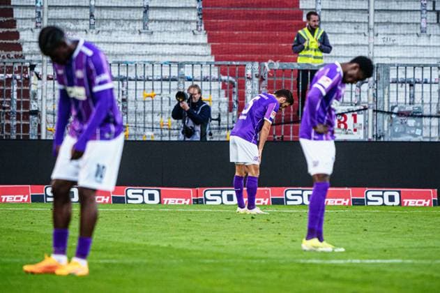 Sport Bilder des Tages VfL Osnabrueck enttaeuscht enttaeuschung nach Niederlage GER, VfL Osnabrueck vs. FC Schalke 04, Fussball, 2. Bundesliga, Spieltag 32, Saison 2023 2024, 07.05.2024 DFL REGULATIONS PROHIBIT ANY USE OF PHOTOGRAPHS AS IMAGE SEQUENCES AND OR QUASI-VIDEO GER, VfL Osnabrueck vs. FC Schalke 04, Fussball, 2. Bundesliga, Spieltag 32, Saison 2023 2024, 07.05.2024 Hamburg