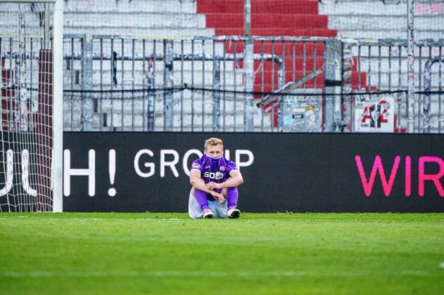 VfL Osnabrueck enttaeuscht enttaeuschung nach Niederlage GER, VfL Osnabrueck vs. FC Schalke 04, Fussball, 2. Bundesliga, Spieltag 32, Saison 2023 2024, 07.05.2024 DFL REGULATIONS PROHIBIT ANY USE OF PHOTOGRAPHS AS IMAGE SEQUENCES AND OR QUASI-VIDEO GER, VfL Osnabrueck vs. FC Schalke 04, Fussball, 2. Bundesliga, Spieltag 32, Saison 2023 2024, 07.05.2024 Hamburg