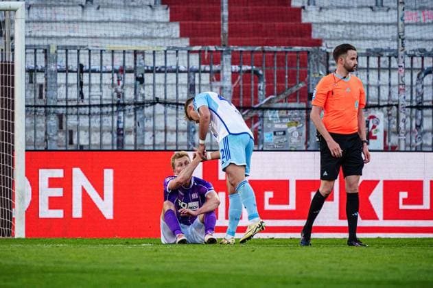 Niklas Wiemann (VfL Osnabrueck, 25), Keke Topp (FC Schalke 04, 42) GER, VfL Osnabrueck vs. FC Schalke 04, Fussball, 2. Bundesliga, Spieltag 32, Saison 2023 2024, 07.05.2024 DFL REGULATIONS PROHIBIT ANY USE OF PHOTOGRAPHS AS IMAGE SEQUENCES AND OR QUASI-VIDEO GER, VfL Osnabrueck vs. FC Schalke 04, Fussball, 2. Bundesliga, Spieltag 32, Saison 2023 2024, 07.05.2024 Hamburg