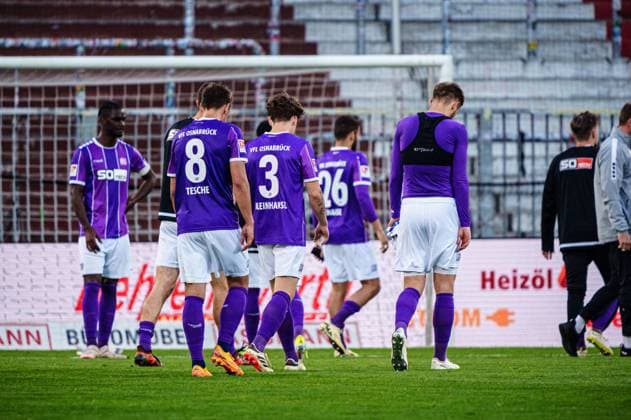 Sport Bilder des Tages VfL Osnabrueck enttaeuscht enttaeuschung nach Niederlage GER, VfL Osnabrueck vs. FC Schalke 04, Fussball, 2. Bundesliga, Spieltag 32, Saison 2023 2024, 07.05.2024 DFL REGULATIONS PROHIBIT ANY USE OF PHOTOGRAPHS AS IMAGE SEQUENCES AND OR QUASI-VIDEO GER, VfL Osnabrueck vs. FC Schalke 04, Fussball, 2. Bundesliga, Spieltag 32, Saison 2023 2024, 07.05.2024 Hamburg