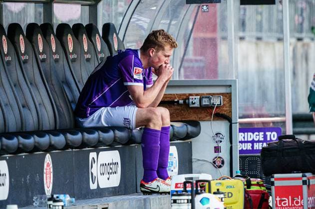 Niklas Wiemann (VfL Osnabrueck, 25) enttaeuscht enttaeuschung nach Niederlage GER, VfL Osnabrueck vs. FC Schalke 04, Fussball, 2. Bundesliga, Spieltag 32, Saison 2023 2024, 07.05.2024 DFL REGULATIONS PROHIBIT ANY USE OF PHOTOGRAPHS AS IMAGE SEQUENCES AND OR QUASI-VIDEO GER, VfL Osnabrueck vs. FC Schalke 04, Fussball, 2. Bundesliga, Spieltag 32, Saison 2023 2024, 07.05.2024 Hamburg