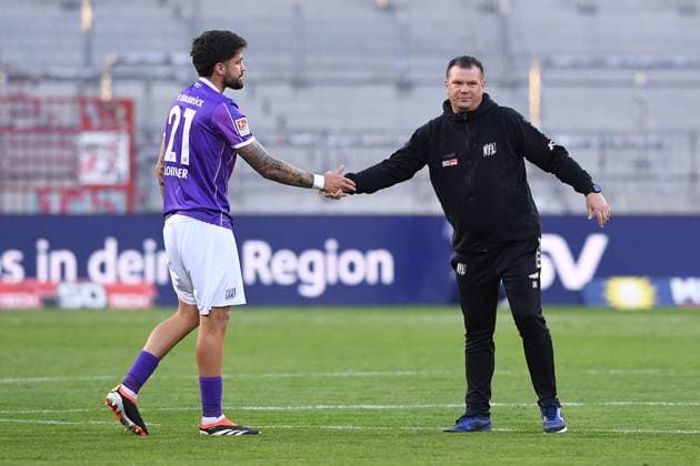 Sport Bilder des Tages Fußball 2. Bundesliga 32. Spieltag VfL Osnabrück - FC Schalke 04 am 07.05.2024 im Millerntor-Stadion in Hamburg Uwe Koschinat ( Trainer Cheftrainer Osnabrück ), rechts - tröstet Laurenz Beckemeyer ( Osnabrück ), links