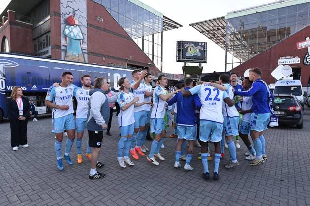 Fußball 2. Bundesliga 32. Spieltag VfL Osnabrück - FC Schalke 04 am 07.05.2024 im Millerntor-Stadion in Hamburg Schalker Spieler feiern im Millerntor-Stadion den Klassenerhalt