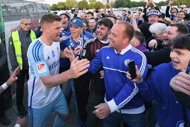 Fußball 2. Bundesliga 32. Spieltag VfL Osnabrück - FC Schalke 04 am 07.05.2024 im Millerntor-Stadion in Hamburg Simon Terodde ( Schalke ) feiert mit den Fans den Klassenerhalt