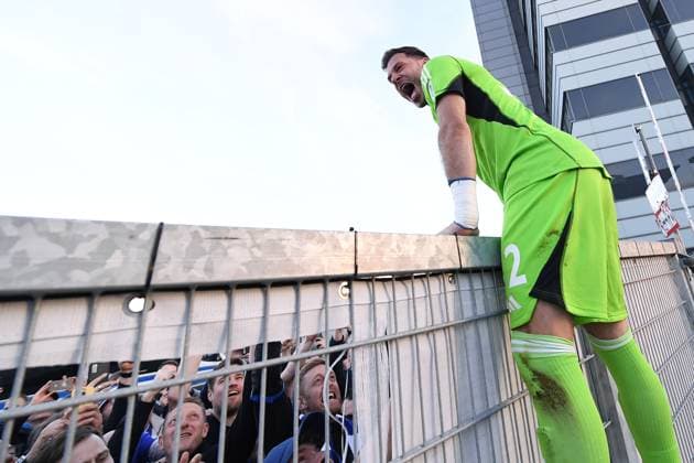 Fußball 2. Bundesliga 32. Spieltag VfL Osnabrück - FC Schalke 04 am 07.05.2024 im Millerntor-Stadion in Hamburg Marius Müller ( Schalke ) feiert mit den Fans den Klassenerhalt