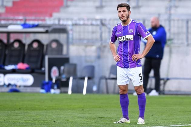 Fußball 2. Bundesliga 32. Spieltag VfL Osnabrück - FC Schalke 04 am 07.05.2024 im Millerntor-Stadion in Hamburg Bashkim Ajdini ( Osnabrück ) enttäuscht nach dem Abstieg