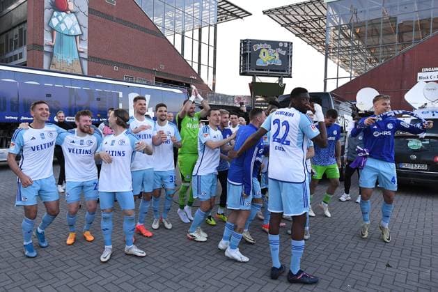 Fußball 2. Bundesliga 32. Spieltag VfL Osnabrück - FC Schalke 04 am 07.05.2024 im Millerntor-Stadion in Hamburg Schalker Spieler feiern im Millerntor-Stadion den Klassenerhalt