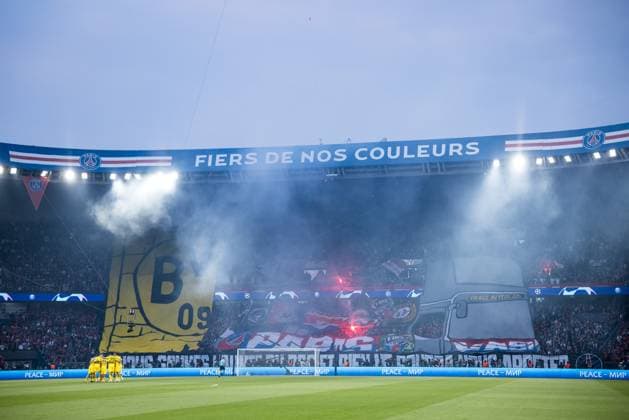 UEFA Champions League: FC Paris Saint-Germain - Borussia Dortmund; 07.05.2024 Choreografie der Fans von FC Paris Saint-Germain Das Borussia Dortmund BVB Logo in einer Mauer, die brennt und zerbrochen ist aus der ein PSG FC Paris Saint-Germain Bus fährt UEFA Champions League: FC Paris Saint-Germain - Borussia Dortmund , Paris, Parc des Princes Copyright: xBEAUTIFULxSPORTS Wunderlx
