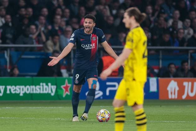 07.05.2024, Fussball, Saison 2023 2024, UEFA Champions League, Halbfinale, Paris Saint-Germain - Borussia Dortmund, Gonzalo Ramos (Paris Saint-Germain) reklamiert, Paris Parc de Princes Paris Frankreich xRHR-FOTO DEx Copyright: DennisxEwert RHR-FOTOx RHR-FOTO DE