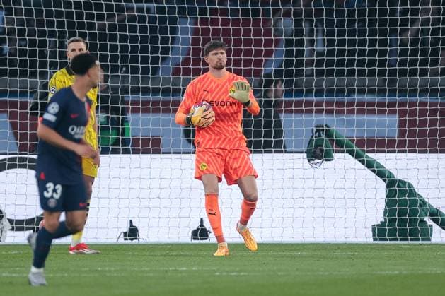 07.05.2024, Fussball, Saison 2023 2024, UEFA Champions League, Halbfinale, Paris Saint-Germain - Borussia Dortmund, Torwart Gregor Kobel (Borussia Dortmund) beruhigt das Spiel, Paris Parc de Princes Paris Frankreich xRHR-FOTO DEx Copyright: DennisxEwert RHR-FOTOx RHR-FOTO DE