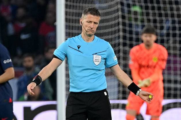 07.05.2024, xjrdrx, Fussball UEFA Champions League, Paris St.Germain - Borussia Dortmund emspor, v.l. Schiedsrichter Referee Daniele Orsato (Italien) gestikuliert gibt Anweisungen mit den Armen gestikulieren gives instructions, gesticulate. (DFL DFB REGULATIONS PROHIBIT ANY USE OF PHOTOGRAPHS as IMAGE SEQUENCES and or QUASI-VIDEO) Paris