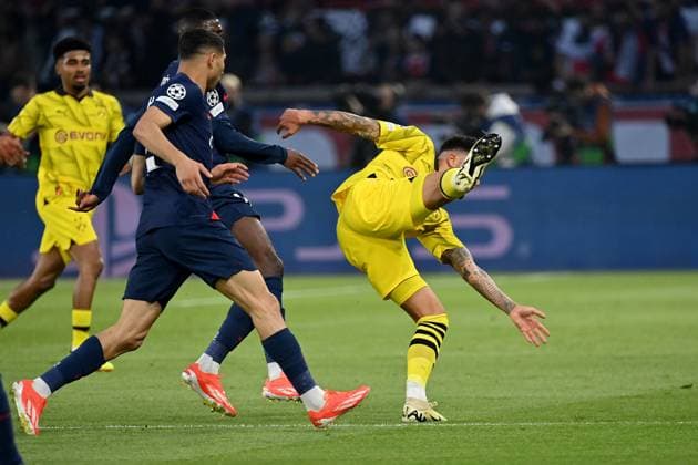 07.05.2024, xjrdrx, Fussball UEFA Champions League, Paris St.Germain - Borussia Dortmund emspor, v.l. Achraf Hakimi (PSG Paris St.Germain) Ousame Dembele (PSG Paris St.Germain) Jadon Sancho (Borussia Dortmund) Zweikampf, Aktion, action, battle for the ball (DFL DFB REGULATIONS PROHIBIT ANY USE OF PHOTOGRAPHS as IMAGE SEQUENCES and or QUASI-VIDEO) Paris