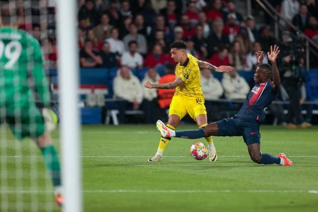 07.05.2024, Fussball, Saison 2023 2024, UEFA Champions League, Halbfinale, Paris Saint-Germain - Borussia Dortmund, v. l. Jadon Sancho (Borussia Dortmund), Nuno Mendes (Paris Saint-Germain) im Duell, Paris Parc de Princes Paris Frankreich xRHR-FOTO DEx Copyright: DennisxEwert RHR-FOTOx RHR-FOTO DE
