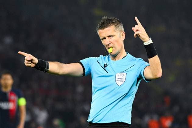 Sport Bilder des Tages Anthony Taylor ( referee ) during the UEFA Champions League match between Paris Saint Germain and Borussia Dortmund at Parc Des Princes on May 07, 2024 in Paris, France. ( Photo by federico pestellini panoramic ) - FOOTBALL : PSG vs Borussia Dortmund - Ligue des Champions - 07 05 2024 FedericoPestellini Panoramic 