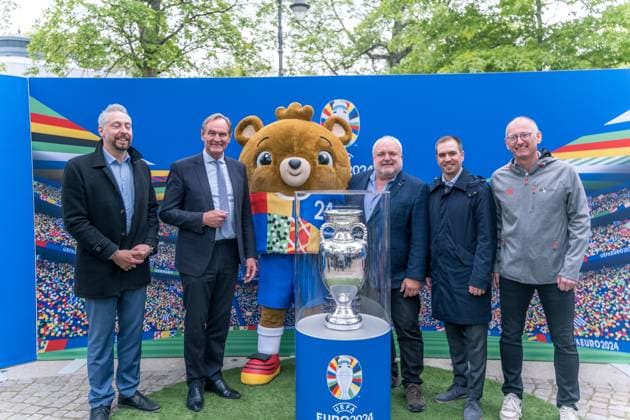 Sport Bilder des Tages United by the trophy: Am 6. und 7. Mai ist die EM-Trophäe zu Gast in Leipzig. Bereits im März startete die Trophy Tour zur UEFA EURO, EM, Europameisterschaft,Fussball 2024 durch alle zehn Host Cities. Als letzter großen Meilenstein vor dem Turnier schürt sie die Vorfreude auf das große europäische Fußballfest. Nun haben auch die Leipziger die Möglichkeit, den Henri-Delaunay-Pokal aus nächster Nähe zu sehen und in einem besonderen Fotomotiv festzuhalten. Fototermin mit Philipp Lahm (Turnierdirektor UEFA EURO 2024), Burkhard Jung (Oberbürgermeister der Stadt Leipzig), Prof. Jörg Junhold (Leipziger Botschafter UEFA EURO 2024) und den Teilnehmern der Bürgermeister-EM an der EM-Trophäe EM Pokal in Leipzig