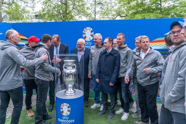 United by the trophy: Am 6. und 7. Mai ist die EM-Trophäe zu Gast in Leipzig. Bereits im März startete die Trophy Tour zur UEFA EURO, EM, Europameisterschaft,Fussball 2024 durch alle zehn Host Cities. Als letzter großen Meilenstein vor dem Turnier schürt sie die Vorfreude auf das große europäische Fußballfest. Nun haben auch die Leipziger die Möglichkeit, den Henri-Delaunay-Pokal aus nächster Nähe zu sehen und in einem besonderen Fotomotiv festzuhalten. Fototermin mit Philipp Lahm (Turnierdirektor UEFA EURO 2024), Burkhard Jung (Oberbürgermeister der Stadt Leipzig), Prof. Jörg Junhold (Leipziger Botschafter UEFA EURO 2024) und den Teilnehmern der Bürgermeister-EM an der EM-Trophäe EM Pokal in Leipzig
