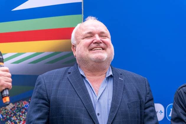United by the trophy: Am 6. und 7. Mai ist die EM-Trophäe zu Gast in Leipzig. Bereits im März startete die Trophy Tour zur UEFA EURO, EM, Europameisterschaft,Fussball 2024 durch alle zehn Host Cities. Als letzter großen Meilenstein vor dem Turnier schürt sie die Vorfreude auf das große europäische Fußballfest. Nun haben auch die Leipziger die Möglichkeit, den Henri-Delaunay-Pokal aus nächster Nähe zu sehen und in einem besonderen Fotomotiv festzuhalten. Hier der Direktor des Zoo Leipzig Jörg Junhold EM Pokal in Leipzig