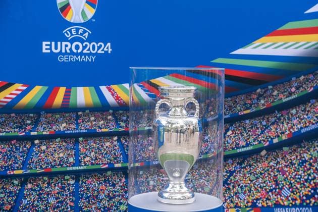 United by the trophy: Am 6. und 7. Mai ist die EM-Trophäe zu Gast in Leipzig. Bereits im März startete die Trophy Tour zur UEFA EURO, EM, Europameisterschaft,Fussball 2024 durch alle zehn Host Cities. Als letzter großen Meilenstein vor dem Turnier schürt sie die Vorfreude auf das große europäische Fußballfest. Nun haben auch die Leipziger die Möglichkeit, den Henri-Delaunay-Pokal aus nächster Nähe zu sehen und in einem besonderen Fotomotiv festzuhalten. Hier der Pokal. EM Pokal in Leipzig