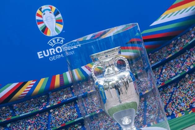 United by the trophy: Am 6. und 7. Mai ist die EM-Trophäe zu Gast in Leipzig. Bereits im März startete die Trophy Tour zur UEFA EURO, EM, Europameisterschaft,Fussball 2024 durch alle zehn Host Cities. Als letzter großen Meilenstein vor dem Turnier schürt sie die Vorfreude auf das große europäische Fußballfest. Nun haben auch die Leipziger die Möglichkeit, den Henri-Delaunay-Pokal aus nächster Nähe zu sehen und in einem besonderen Fotomotiv festzuhalten. Hier der Pokal. EM Pokal in Leipzig