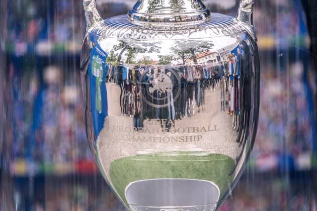 United by the trophy: Am 6. und 7. Mai ist die EM-Trophäe zu Gast in Leipzig. Bereits im März startete die Trophy Tour zur UEFA EURO, EM, Europameisterschaft,Fussball 2024 durch alle zehn Host Cities. Als letzter großen Meilenstein vor dem Turnier schürt sie die Vorfreude auf das große europäische Fußballfest. Nun haben auch die Leipziger die Möglichkeit, den Henri-Delaunay-Pokal aus nächster Nähe zu sehen und in einem besonderen Fotomotiv festzuhalten. Hier der Pokal. EM Pokal in Leipzig