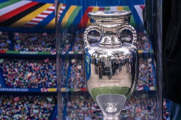 United by the trophy: Am 6. und 7. Mai ist die EM-Trophäe zu Gast in Leipzig. Bereits im März startete die Trophy Tour zur UEFA EURO, EM, Europameisterschaft,Fussball 2024 durch alle zehn Host Cities. Als letzter großen Meilenstein vor dem Turnier schürt sie die Vorfreude auf das große europäische Fußballfest. Nun haben auch die Leipziger die Möglichkeit, den Henri-Delaunay-Pokal aus nächster Nähe zu sehen und in einem besonderen Fotomotiv festzuhalten. Hier der Pokal. EM Pokal in Leipzig