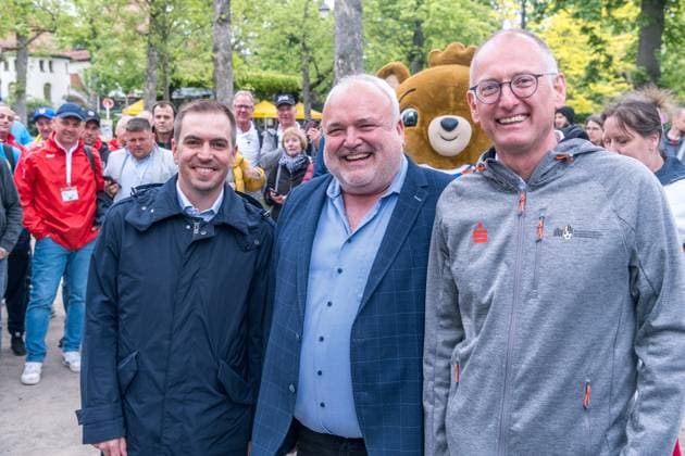 United by the trophy: Am 6. und 7. Mai ist die EM-Trophäe zu Gast in Leipzig. Bereits im März startete die Trophy Tour zur UEFA EURO, EM, Europameisterschaft,Fussball 2024 durch alle zehn Host Cities. Als letzter großen Meilenstein vor dem Turnier schürt sie die Vorfreude auf das große europäische Fußballfest. Nun haben auch die Leipziger die Möglichkeit, den Henri-Delaunay-Pokal aus nächster Nähe zu sehen und in einem besonderen Fotomotiv festzuhalten. Fototermin mit Philipp Lahm (Turnierdirektor UEFA EURO 2024), Burkhard Jung (Oberbürgermeister der Stadt Leipzig), Prof. Jörg Junhold (Leipziger Botschafter UEFA EURO 2024) und den Teilnehmern der Bürgermeister-EM an der EM-Trophäe EM Pokal in Leipzig