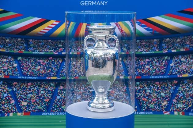 United by the trophy: Am 6. und 7. Mai ist die EM-Trophäe zu Gast in Leipzig. Bereits im März startete die Trophy Tour zur UEFA EURO, EM, Europameisterschaft,Fussball 2024 durch alle zehn Host Cities. Als letzter großen Meilenstein vor dem Turnier schürt sie die Vorfreude auf das große europäische Fußballfest. Nun haben auch die Leipziger die Möglichkeit, den Henri-Delaunay-Pokal aus nächster Nähe zu sehen und in einem besonderen Fotomotiv festzuhalten. Hier der Pokal. EM Pokal in Leipzig