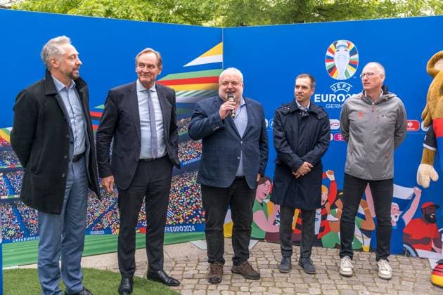 United by the trophy: Am 6. und 7. Mai ist die EM-Trophäe zu Gast in Leipzig. Bereits im März startete die Trophy Tour zur UEFA EURO, EM, Europameisterschaft,Fussball 2024 durch alle zehn Host Cities. Als letzter großen Meilenstein vor dem Turnier schürt sie die Vorfreude auf das große europäische Fußballfest. Nun haben auch die Leipziger die Möglichkeit, den Henri-Delaunay-Pokal aus nächster Nähe zu sehen und in einem besonderen Fotomotiv festzuhalten. Fototermin mit Philipp Lahm (Turnierdirektor UEFA EURO 2024), Burkhard Jung (Oberbürgermeister der Stadt Leipzig), Prof. Jörg Junhold (Leipziger Botschafter UEFA EURO 2024) und den Teilnehmern der Bürgermeister-EM an der EM-Trophäe EM Pokal in Leipzig