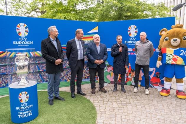 United by the trophy: Am 6. und 7. Mai ist die EM-Trophäe zu Gast in Leipzig. Bereits im März startete die Trophy Tour zur UEFA EURO, EM, Europameisterschaft,Fussball 2024 durch alle zehn Host Cities. Als letzter großen Meilenstein vor dem Turnier schürt sie die Vorfreude auf das große europäische Fußballfest. Nun haben auch die Leipziger die Möglichkeit, den Henri-Delaunay-Pokal aus nächster Nähe zu sehen und in einem besonderen Fotomotiv festzuhalten. Fototermin mit Philipp Lahm (Turnierdirektor UEFA EURO 2024), Burkhard Jung (Oberbürgermeister der Stadt Leipzig), Prof. Jörg Junhold (Leipziger Botschafter UEFA EURO 2024) und den Teilnehmern der Bürgermeister-EM an der EM-Trophäe EM Pokal in Leipzig