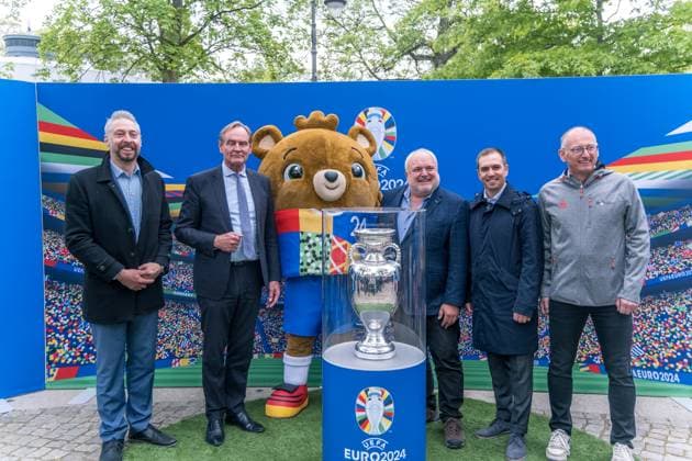 United by the trophy: Am 6. und 7. Mai ist die EM-Trophäe zu Gast in Leipzig. Bereits im März startete die Trophy Tour zur UEFA EURO, EM, Europameisterschaft,Fussball 2024 durch alle zehn Host Cities. Als letzter großen Meilenstein vor dem Turnier schürt sie die Vorfreude auf das große europäische Fußballfest. Nun haben auch die Leipziger die Möglichkeit, den Henri-Delaunay-Pokal aus nächster Nähe zu sehen und in einem besonderen Fotomotiv festzuhalten. Fototermin mit Philipp Lahm (Turnierdirektor UEFA EURO 2024), Burkhard Jung (Oberbürgermeister der Stadt Leipzig), Prof. Jörg Junhold (Leipziger Botschafter UEFA EURO 2024) und den Teilnehmern der Bürgermeister-EM an der EM-Trophäe EM Pokal in Leipzig