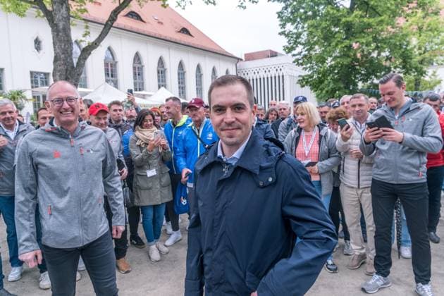 United by the trophy: Am 6. und 7. Mai ist die EM-Trophäe zu Gast in Leipzig. Bereits im März startete die Trophy Tour zur UEFA EURO, EM, Europameisterschaft,Fussball 2024 durch alle zehn Host Cities. Als letzter großen Meilenstein vor dem Turnier schürt sie die Vorfreude auf das große europäische Fußballfest. Nun haben auch die Leipziger die Möglichkeit, den Henri-Delaunay-Pokal aus nächster Nähe zu sehen und in einem besonderen Fotomotiv festzuhalten. Hier der Weltmeister von 2014 Philipp Lahm EM Pokal in Leipzig