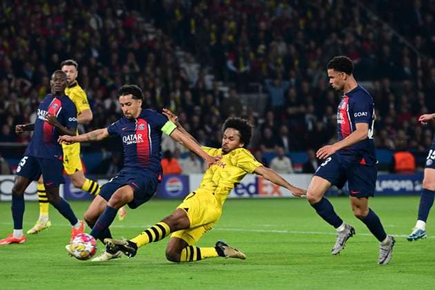 Karim Adeyemi 27 (Borussia Dortmund) im Zweikampf, Aktion, mit Marquinhos 5 (Paris Saint-Germain), Paris Saint-Germain vs. Borussia Dortmund, Fussball, Champions League, Halbfinale, 07.05.2024 Paris Nordrhein-Westfalen Frankreich