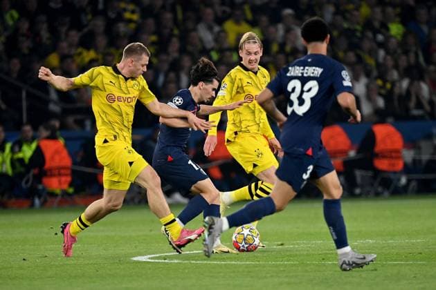 07.05.2024, xjrdrx, Fussball UEFA Champions League, Paris St.Germain - Borussia Dortmund emspor, v.l. Julian Ryerson (Borussia Dortmund) Vitinha (PSG Paris St.Germain) Julian Brandt (Borussia Dortmund) Zweikampf, Aktion, action, battle for the ball (DFL DFB REGULATIONS PROHIBIT ANY USE OF PHOTOGRAPHS as IMAGE SEQUENCES and or QUASI-VIDEO) Paris