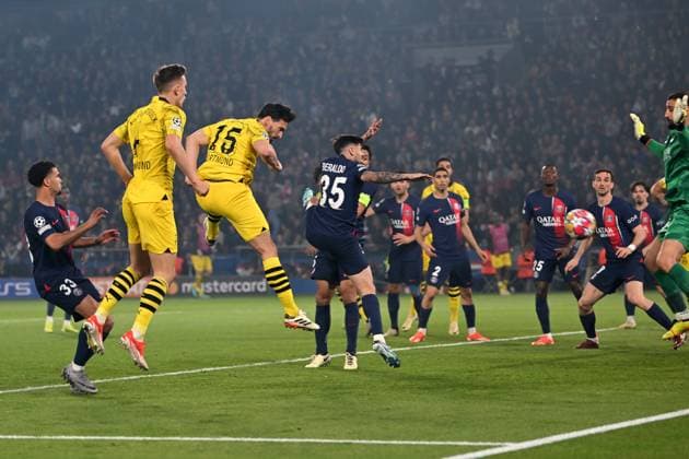 Paris, Parc des Princes, 07.05.24, GER, Herren, UEFA Champions League, Halbfinale, Saison 2023-2024, Paris Saint Germain - Borussia Dortmund Bild: Mats HUMMELS (Dortmund) macht das Tor zum 0:1 Only for editorial use! UEFA regulations prohibit any use of photographs as image sequences and or quasi-video. Frankreich