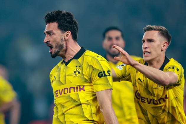 07.05.2024, Fussball, Saison 2023 2024, UEFA Champions League, Halbfinale, Paris Saint-Germain - Borussia Dortmund, Mats Hummels (Borussia Dortmund), Nico Schlotterbeck (Borussia Dortmund) bejubeln das Tor zum 0:1, Paris Parc de Princes Paris Frankreich xRHR-FOTO DEx Copyright: DennisxEwert RHR-FOTOx RHR-FOTO DE
