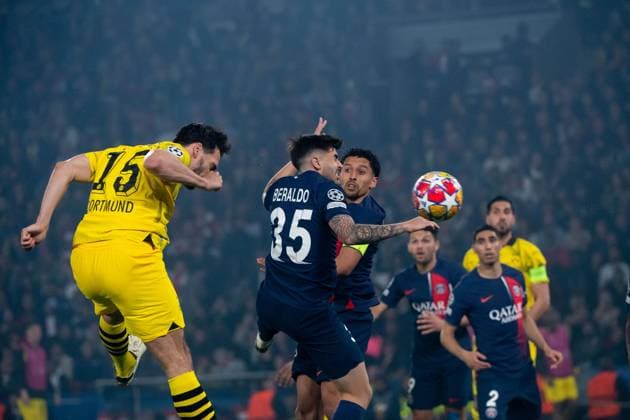 Mats Hummels (Borussia Dortmund, 15) trifft das Tor zum 0:1 per Kopfball im Zweikampf mit Lucas Beraldo (Paris Saint Germain, 35), Marquinhos (Paris Saint Germain, 05), FRA, Paris Saint Germain (PSG) vs Borussia Dortmund (BVB), Fussball, UEFA Champions League, Halbfinale Rueckspiel, Saison 2023 2024, 07.05.2024 FRA, Paris Saint Germain (PSG) vs Borussia Dortmund (BVB), Fussball, UEFA Champions League, Halbfinale Rueckspiel, Saison 2023 2024, 07.05.2024 Paris Copyright: xEibner-Pressefoto Memmlerx EP_MMR
