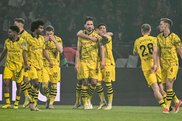 Sport Themen der Woche KW19 Sport Bilder des Tages Torjubel zum 0:1 durch Mats Hummels 15 (Borussia Dortmund), Paris Saint-Germain vs. Borussia Dortmund, Fussball, Champions League, Halbfinale, 07.05.2024 Paris Nordrhein-Westfalen Frankreich *** Goal celebration for 0 1 by Mats Hummels 15 Borussia Dortmund , Paris Saint Germain vs Borussia Dortmund, Football, Champions League, Semifinal, 07 05 2024 Paris Nordrhein Westfalen France Copyright: xkolbert-press MarcxNiemeyerx
