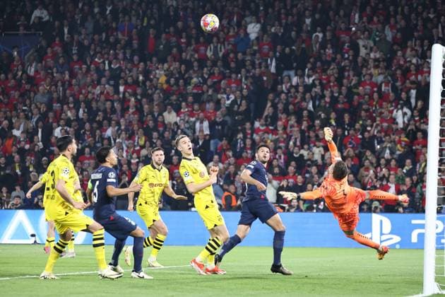 Psg - Dortmund PHOTOPQR LE PARISIEN Fred Dugit ; Paris ; 07 05 2024 ; Parc des princes (Paris XVIe), le 7 mai 2024 1 2 finale retour de ligue des champions Psg - Dortmund Arrêt du gardien de Dortmund, Gregor Kobel Photo LP Fred Dugit - France, Paris May 7, 2024 PSG vs Dortmund: Champions League