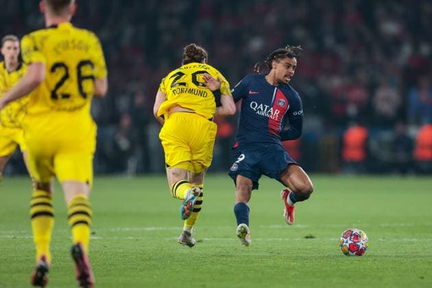 07.05.2024, Fussball, Saison 2023 2024, UEFA Champions League, Halbfinale, Paris Saint-Germain - Borussia Dortmund, v. l. Marcel Sabitzer (Borussia Dortmund) foult Bradley Barcola (Paris Saint-Germain), Paris Parc de Princes Paris Frankreich xRHR-FOTO DEx Copyright: DennisxEwert RHR-FOTOx RHR-FOTO DE