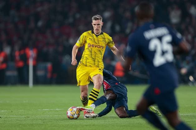 07.05.2024, Fussball, Saison 2023 2024, UEFA Champions League, Halbfinale, Paris Saint-Germain - Borussia Dortmund, v. l. Nico Schlotterbeck (Borussia Dortmund), Ousmane Dembele (Paris Saint-Germain) im Duell, Paris Parc de Princes Paris Frankreich xRHR-FOTO DEx Copyright: DennisxEwert RHR-FOTOx RHR-FOTO DE