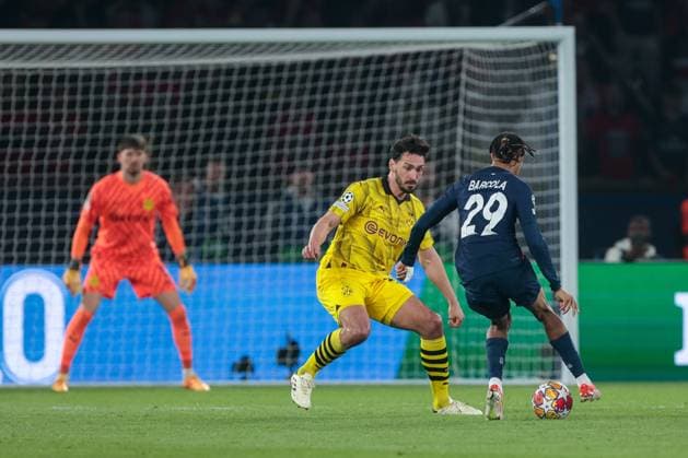 07.05.2024, Fussball, Saison 2023 2024, UEFA Champions League, Halbfinale, Paris Saint-Germain - Borussia Dortmund, v. l. Mats Hummels (Borussia Dortmund) stellt Bradley Barcola (Paris Saint-Germain), Paris Parc de Princes Paris Frankreich xRHR-FOTO DEx Copyright: DennisxEwert RHR-FOTOx RHR-FOTO DE