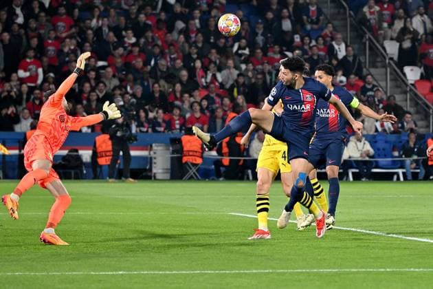 07.05.2024, xjrdrx, Fussball UEFA Champions League, Paris St.Germain - Borussia Dortmund emspor, v.l. Gregor Kobel (Borussia Dortmund) Goncalo Ramos (PSG Paris St.Germain) Zweikampf, Aktion, action, battle for the ball (DFL DFB REGULATIONS PROHIBIT ANY USE OF PHOTOGRAPHS as IMAGE SEQUENCES and or QUASI-VIDEO) Paris